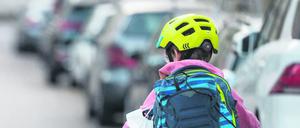 Ein Schulkind fährt mit seinem Fahrrad eine Straße entlang. Gut zwei Wochen nach der Rückkehr von Kindern und Jugendlichen aus dem Urlaub in die Schulen will die baden-württembergische Kultusministerin Schopper über den Verlauf des Unterrichts unter Corona-Bedingungen berichten. +++ dpa-Bildfunk +++