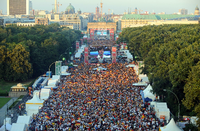 Die Fanmeile am Brandenburger Tor vor dem Finale der Fußball-Europameisterschaft zwischen Deutschland und Spanien 2008. Foto: dpa