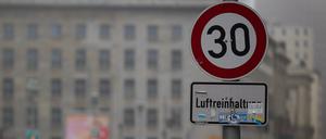 Archiv: Ein Schild weist Autofahrer auf der Leipziger Straße auf Tempo 30 hin. 