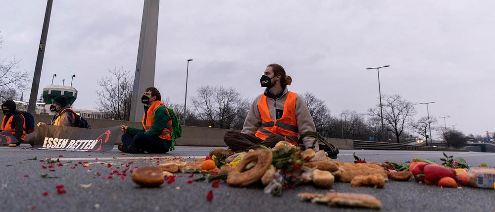 Klimaaktivisten der Gruppe „Aufstand der letzten Generation“ sitzen auf der Fahrbahn der Autobahn A100 vor der Ausfahrt Beusselstrasse.