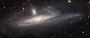 Die Aufnahme einer speziellen Kamera des US-Energieministeriums zeigt die Zwerggalaxie «NGC 1531» und die große Spiralgalaxie «NGC 1532» kurz vor der Verschmelzung.