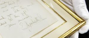 Das Stuttgarter Auktionshaus Eppli versteigert neben weiteren Objekten zum Thema «Britisches Königshaus» einen handgeschriebenen zweiseitigen Brief der kürzlich gestorbenen Königin Elisabeth II. (1926-2022) aus dem Jahr 1966 an eine passionierte Reiterin.