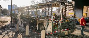 Berlin: In der Sonnenallee im Berliner Stadtteil Neukölln steht an der Überbauung das Wrack des Busses, der in der Silvesternacht 2022 ausgebrannt ist. 