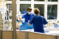 Ein Covid-19-Patient wird auf einer Intensivstation behandelt. Foto: Frank Molter/dpa