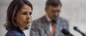 Annalena Baerbock, Bundesaußenministerin, gibt eine Pressekonferenz mit dem ukrainischen Außenminister Dmytro Kuleba im Außenministerium in Kiew. 