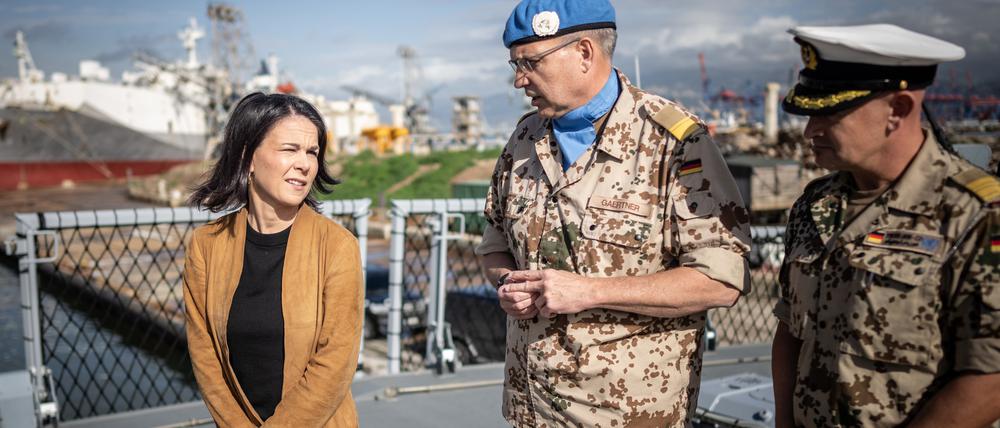 Annalena Baerbock im Gespräch mit deutschen Soldaten der UNIFIL-Mission