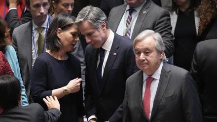 Die deutsche Außenministerin Annalena Baerbock spricht mit US-Außenminister Antony Blinken. António Guterres, Generalsekretär der Vereinten Nationen, steht rechts. 