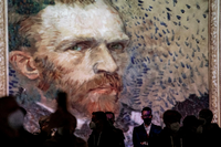 Die Videoprojektionen zeigen Van Goghs Werke als bewegte Bilder. Foto: Fabian Sommer/dpa
