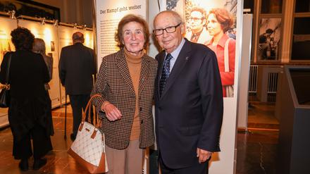 Beate und Serge Klarsfeld bei der Eröffnung der Ausstellung im Roten Rathaus. 