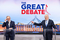 Australiens Premier Scott Morrison (r.) muss eine Wahlniederlage gegen seinen Herausforderer Anthony Albanese fürchten. Foto: James Brickwood/Reuters