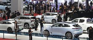 China ist der größte Automarkt der Welt, deshalb gilt die internationale Automesse als besonders wichtig für die Branche. In der Volksrepublik steigt der Absatz von Elektroautos stark. E-Autos haben bereits einen Marktanteil von rund 25 Prozent. 