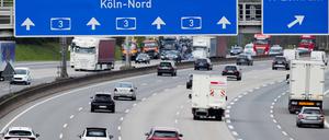 Pkw und Lkw befahren die Autobahn A3 im Kreuz Köln-Heumar bei geringem Verkehrsaufkommen. 
