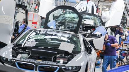 Mitarbeiter im BMW-Werk Leipzig arbeiten in der Montage des i8. 