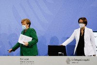 Die Kanzlerin und ihre Staatsministerin für Integration berichten über das Gipfeltreffen. Foto: AFP