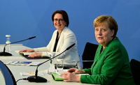 Gipfelchefinnen: Bundeskanzlerin Angela Merkel und die Staatsministerin für Integration, Annette Widmann-Mauz Foto: Tobias Schwarz/AFP