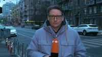„Im Moment wissen wir nicht einmal, wo die Front verläuft.“ ZDF-Korrespondent Axel Storm und sein Team mussten Kiew am Donnerstagmorgen verlassen, nachdem in der ukrainischen Hauptstadt Explosionen und Sirenen zu hören waren. Screenshot: ZDF/Tsp