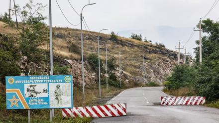 Checkpoint am Eingang zum Latschin-Korridor, durch den eine Straße von Armenien nach Bergkarabach und dessen Hauptstadt Stepanakert führt.