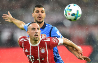 Große Augen. Bayer Leverkusen und Bayern München eröffnen das Fußballjahr 2018. Foto: dpa
