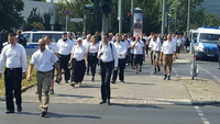 Die Neonazis in ihrer "Ersatzuniform": schwarze Hose, weißes Hemd. Foto: Frank Jansen