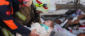 Hulya Yilmaz und ihr Baby Ayse Vera werden nach 29 Stunden unter den Trümmern eines eingestürzten Gebäudes gerettet.