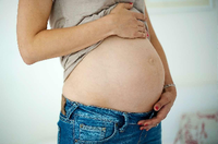 Dicke Bäuche und dicke Kinder: Immer mehr Babys bereiten ihren Müttern eine schwere Geburt. 2011 hatten 10,2 Prozent der Neugeborenen schon mehr als vier Kilo auf den Rippen. dpa