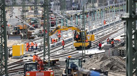 Arbeiter errichten eine neue Zugbildungsanlage auf dem Gelände vor dem Leipziger Hauptbahnhof.