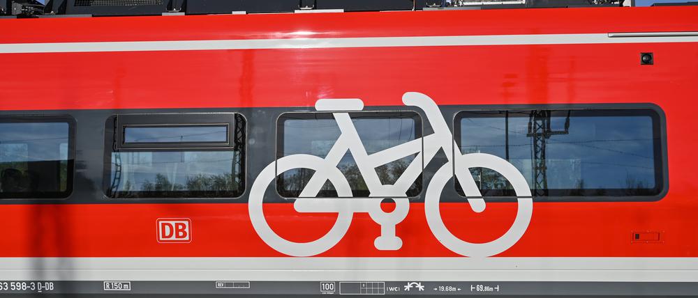 Brandenburg, Cottbus: Ein Symbol in Form eines Fahrrades auf einem Zug der Deutschen Bahn. (Symbolbild)