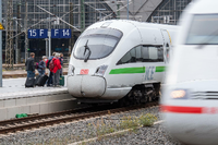 Reisende steigen am Hauptbahnhof Leipzig in einen ICE. Foto: Christophe Gateau/dpa