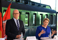 Franziska Giffey (r, SPD), Regierende Bürgermeisterin von Berlin, und Dietmar Woidke (SPD), Ministerpräsident von Brandenburg wollen noch mehr Bahnstrecken in der Region ausbauen. Foto: Soeren Stache/dpa
