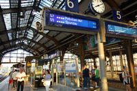 Am Stadtbahn-Gleis hält die S7 am Berliner Bahnhof Friedrichstraße - hier ereignete sich die Attacke in der Nacht. Foto: imago/Müller-Stauffenberg