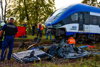 Bei dem Zusammenstoß zwischen einer Regionalbahn und einem Auto in Brandenburg sind am Samstagmittag zwei Menschen ums Leben gekommen. Foto: Philipp Neumann/dpa