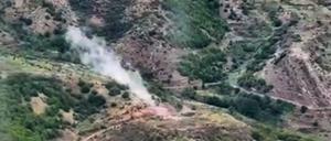 Auf diesem Videostandbild vom aserbaidschanischen Verteidigungsministerium steigt Rauch über einem Gebiet auf, in dem sich nach aserbaidschanischen Angaben Stellungen der armenischen Streitkräfte in dem Gebiet Berg-Karabach befinden.