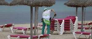 Die Strandwächter arbeiten am Strand von Arenal. Die Playa de Palma am Ballermann auf Mallorca hat die «blaue Flagge» und damit den Status als Strand hervorragender Qualität verloren. 