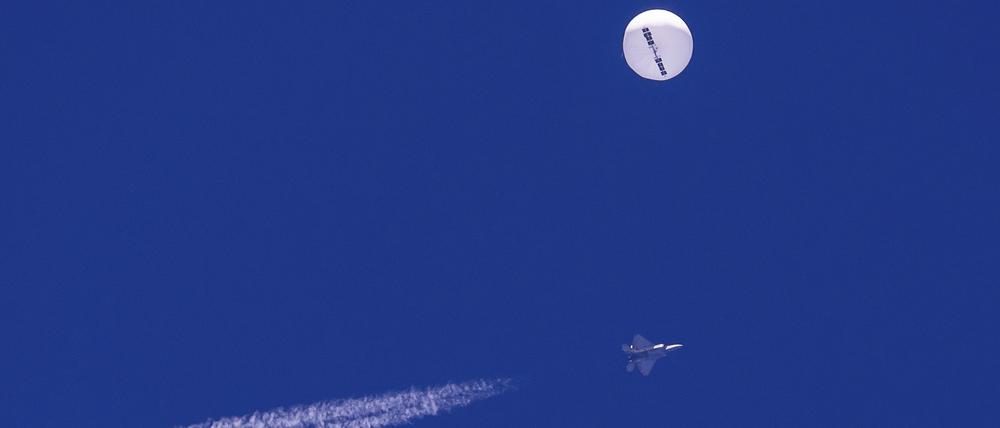 Ein großer Ballon schwebt über dem Atlantischen Ozean vor der Küste von South Carolina. 
