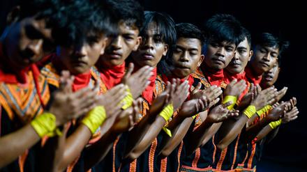 Eine Tradition, die Indoniens Kolonialzeit überdauert hat. Tänzer bei der Aufführung des legendären Saman, des Tanzes der tausend Hände, bei einem Festival in Banda Aceh auf Sumatra am 28. September 2022. 