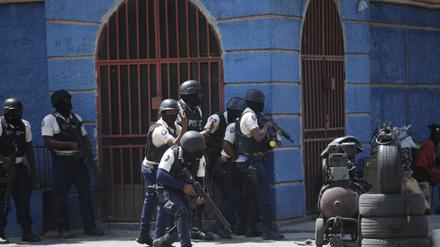 Polizisten gehen während einer Anti-Gang-Operation im Viertel Lalue in Port-au-Prince, Haiti, in Deckung.