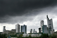 Dunkle Regenwolken hängen über der Skyline von Frankfurt am Main. Foto: dpa