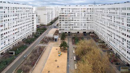 Die Siedlung „La Caravelle“ im Pariser Vorort Villeneuve-la-Garenne wurde inzwischen verschönert – trotzdem leben hier viele Menschen auf engstem Raum.