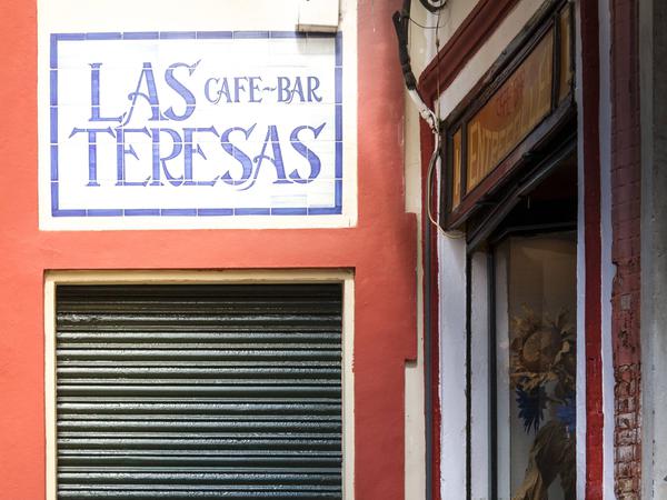 Ein Café in Spanien hat während der Mittagszeit geschlossen.