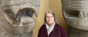 Barbara Helwing, Direktorin des Vorderasiatischen Mueums der Staatlichen Museen zu Berlin, vor den Repliken den Torlöwen von Sam‘al / Zincirli aus dem 10. und 8. Jahrhundert vor unserer Zeit. Der Fundort liegt in der Nähe von Nevali Çori. 
