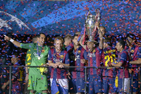 Das ist der Pott. Barcelona gewinnt zum insgesamt fünften Mal den wichtigsten Titel im europäischen Vereinsfußball. Foto: AFP