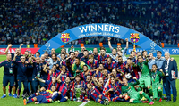 Sieger mit Pokal. Der FC Barcelona macht es sich auf dem Rasen des Olympiastadions gemütlich. Foto: Reuters