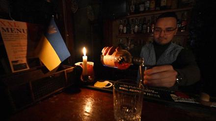In einer Bar in Kiew wird bei Kerzenlicht serviert.