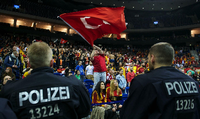 Polizisten bei Basketballpartie von Galatasaray Istanbul in Berlin. Foto: imago/Camera 4