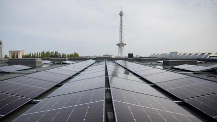 Solarpanels sammeln Energie auf dem Dach der Messe Berlin vor dem Funkturm.