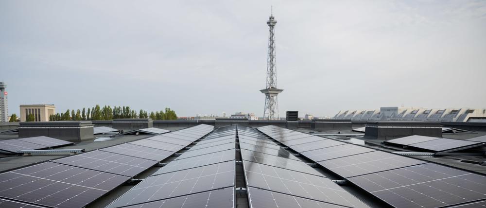 ARCHIV - 11.10.2023, Berlin: Solarpanels sind vor einem Pressetermin zum Bau von Berlins größter Photovoltaik-Anlage der Stadtwerke und Messe auf dem Dach der Messe Berlin vor dem Funkturm zu sehen. (zu dpa: «Milliardenschweres Klima-Sondervermögen steht auf der Kippe») Foto: Christoph Soeder/dpa +++ dpa-Bildfunk +++