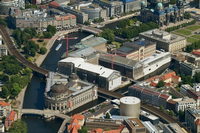 Luftbild der Museumsinsel mit dem Bodemuseum am Pergamonmuseum, der Alten Nationalgalerie, den Kolonnaden und dem Neuen Museum in Berlin-Mitte. Foto: picture alliance / ZB/euroluftbi