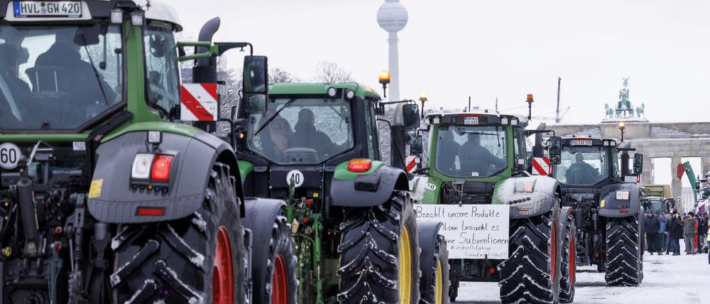 Zahlreiche Traktoren fahren auf der Straße des 17. Juni zum Brandenburger Tor. Landwirte, Speditionsfirmen und Handwerker protestieren gegen geplante Subventionskürzungen durch die Bundesregierung unter anderem beim Agrardiesel. 