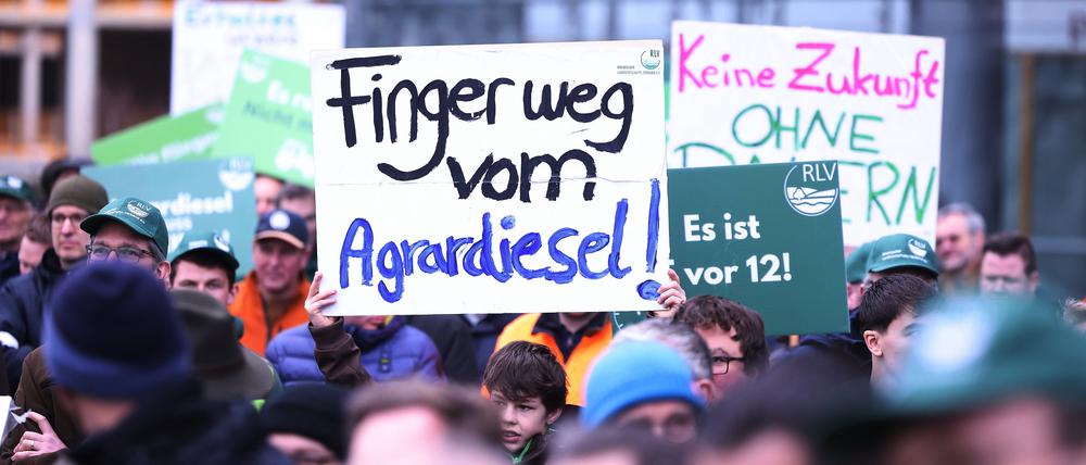  „Finger weg vom Agrardiesel“ steht auf einem Plakat bei einer Demonstration von Landwirten am Stadttor in Düsseldorf. 