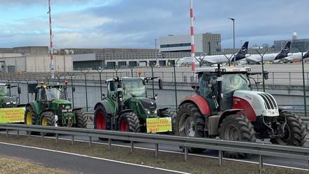 Hunderte Landwirte demonstrierten mit einer Protestfahrt um den Frankfurter Flughafen gegen das Auslaufen der Steuererstattungen für Agrardiesel.